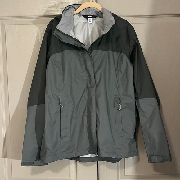 REI Two-Tone Rainier Rain Jacket in Asparagus/Frosted Meadow - Picture 3 of 10